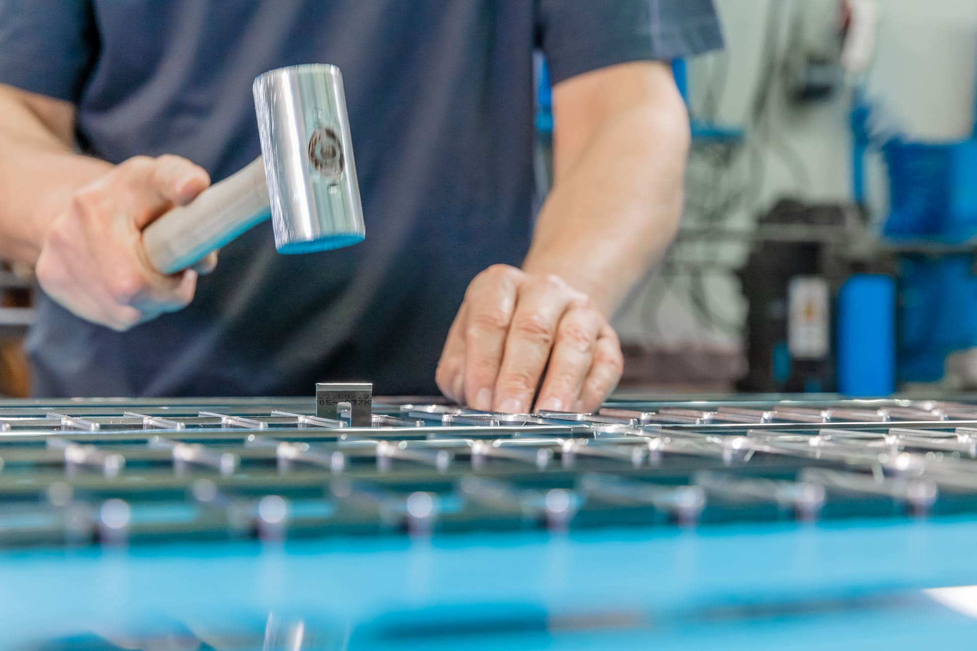 Knifing of a corrugated board cutting-die